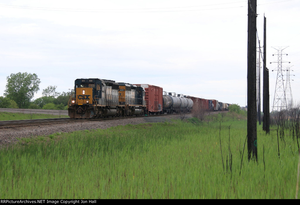 CSX 4016 & 4291 slowly pull down toward the {ntrance to Kirk Yard wito Y310